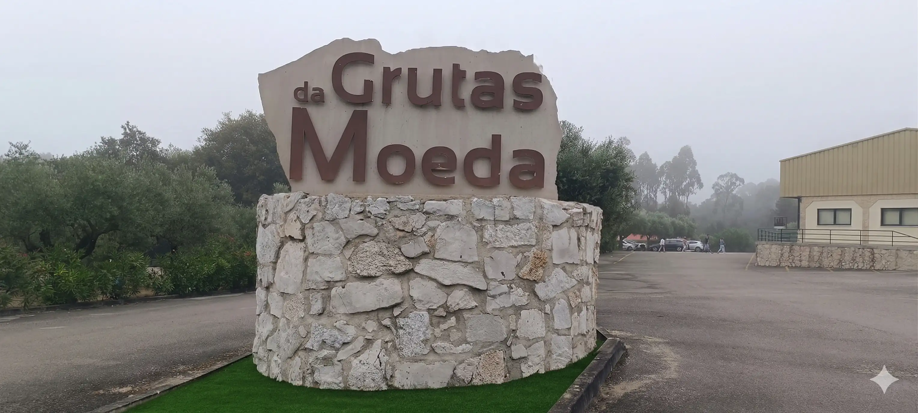 Exterior de las Grutas da Moeda durante el evento